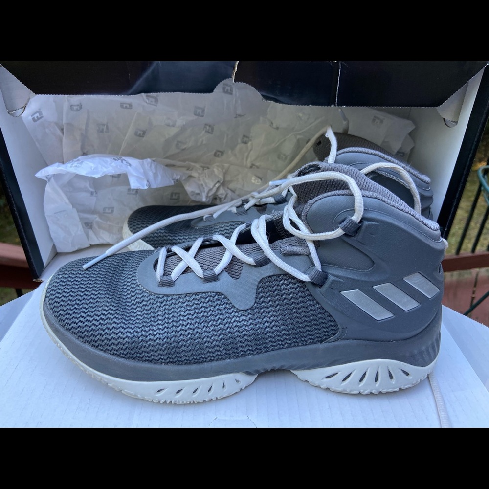 Men’s basketball shoes